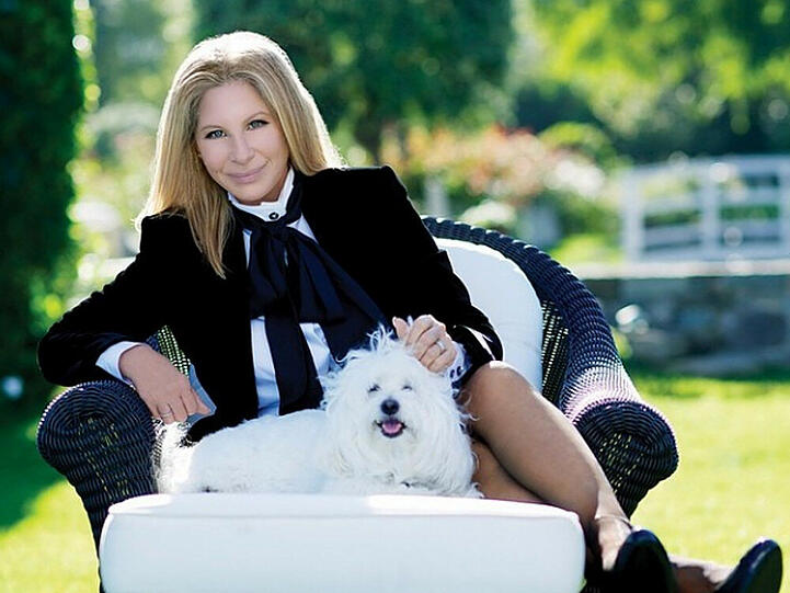 Barbra Streisand posiert mit Hündchen Samantha im Garten