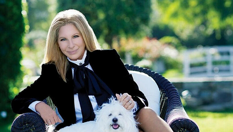 Barbra Streisand posiert mit Hündchen Samantha im Garten Barbra Streisand posiert mit Hündchen Samantha im Garten