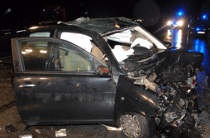 In diesem Auto saß die 21-Jährige. Sie starb wenig später im Krankenhaus.