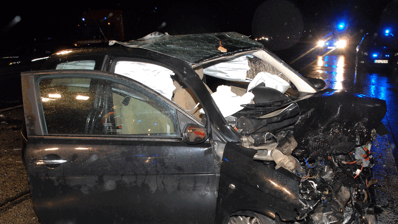 In diesem Auto saß die 21-Jährige. Sie starb wenig später im Krankenhaus. In diesem Auto saß die 21-Jährige. Sie starb wenig später im Krankenhaus.