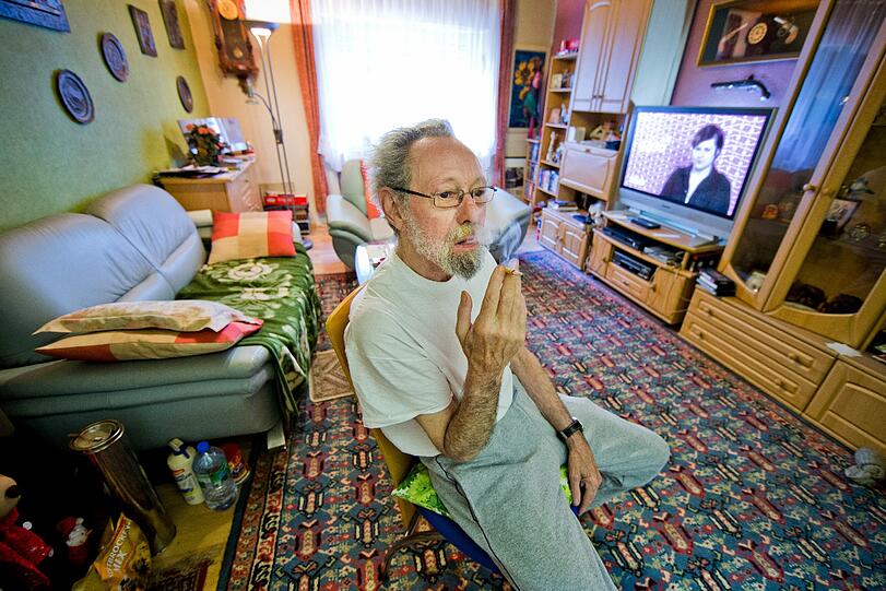 Friedhelm Adolfs sitzt am 17.07.2013 rauchend in seiner Wohnung in Düsseldorf (Nordrhein-Westfalen). Der spektakuläre Streit um die Düsseldorfer Mietwohnung von Raucher Friedhelm Adolfs (77) geht in die entscheidende Phase. Am Montag (11.01.2016) hat das Landgericht in Düsseldorf zur großen Beweisaufnahme geladen. Die Richter wollen zwölf Zeugen hören, um dann an einem späteren Termin zu entscheiden, ob der Raucher seine Nachbarn in einem Düsseldorfer Mehrparteienhaus mit Zigarettenqualm unzumutbar belästigt hat.