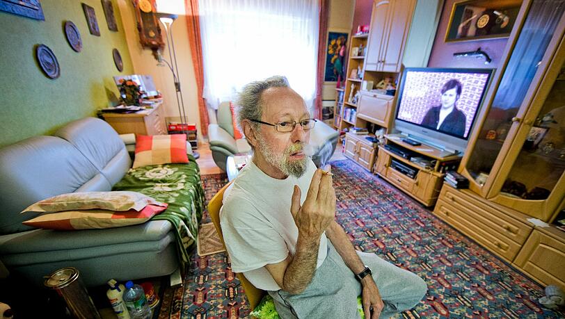 Friedhelm Adolfs sitzt am 17.07.2013 rauchend in seiner Wohnung in Düsseldorf (Nordrhein-Westfalen). Der spektakuläre Streit um die Düsseldorfer Mietwohnung von Raucher Friedhelm Adolfs (77) geht in die entscheidende Phase. Am Montag (11.01.2016) hat das Landgericht in Düsseldorf zur großen Beweisaufnahme geladen. Die Richter wollen zwölf Zeugen hören, um dann an einem späteren Termin zu entscheiden, ob der Raucher seine Nachbarn in einem Düsseldorfer Mehrparteienhaus mit Zigarettenqualm unzumutbar belästigt hat. Friedhelm Adolfs sitzt am 17.07.2013 rauchend in seiner Wohnung in Düsseldorf (Nordrhein-Westfalen). Der spektakuläre Streit um die Düsseldorfer Mietwohnung von Raucher Friedhelm Adolfs (77) geht in die entscheidende Phase. Am Montag (11.01.2016) hat das Landgericht in Düsseldorf zur großen Beweisaufnahme geladen. Die Richter wollen zwölf Zeugen hören, um dann an einem späteren Termin zu entscheiden, ob der Raucher seine Nachbarn in einem Düsseldorfer Mehrparteienhaus mit Zigarettenqualm unzumutbar belästigt hat.