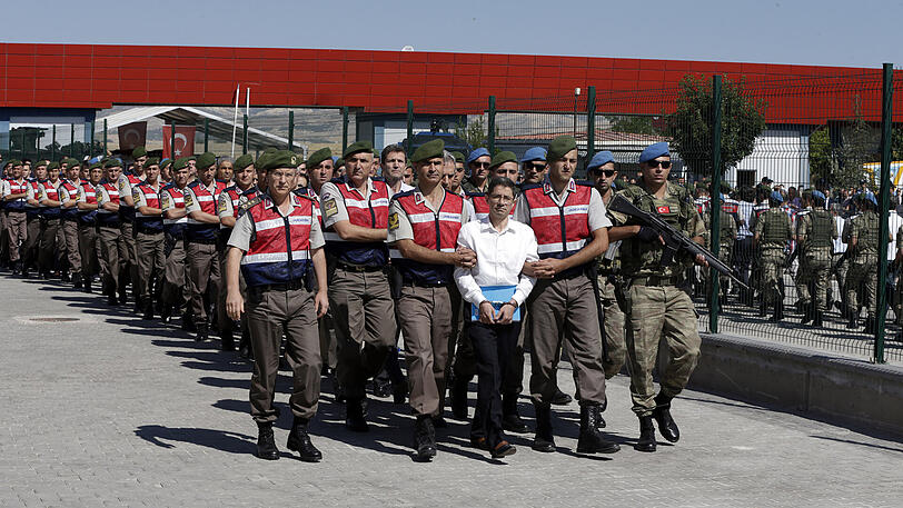 Paramilitärische Einheiten der Polizei und Mitglieder einer Sondereinheit bringen 486 Verdächtige zu einem Gericht nahe einem Gefängnis bei Ankara.