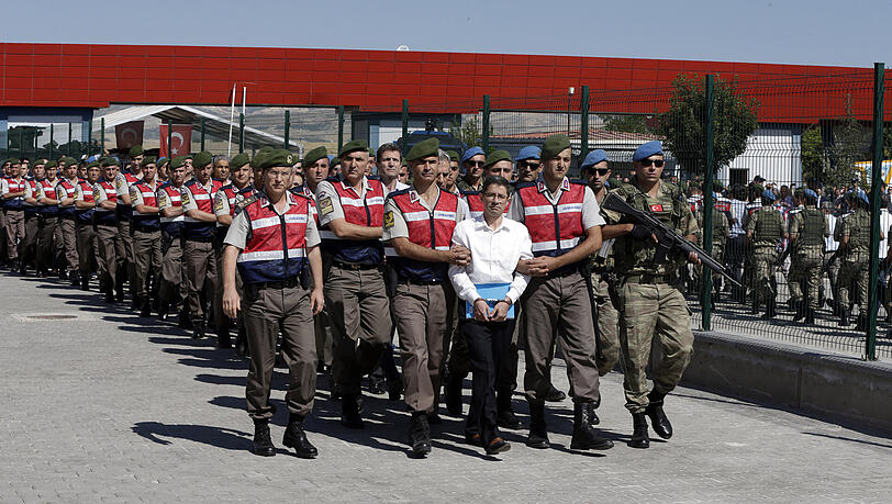 Paramilitärische Einheiten der Polizei und Mitglieder einer Sondereinheit bringen 486 Verdächtige zu einem Gericht nahe einem Gefängnis bei Ankara. Paramilitärische Einheiten der Polizei und Mitglieder einer Sondereinheit bringen 486 Verdächtige zu einem Gericht nahe einem Gefängnis bei Ankara.