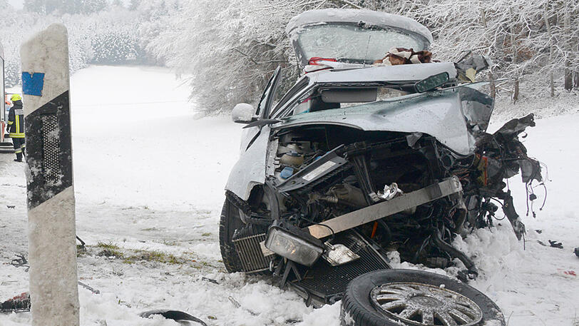Die Autofahrerin wurde schwer verletzt, die Schulkinder kamen hingegen mit dem Schrecken davon. Die Bilder vom Unfallort.