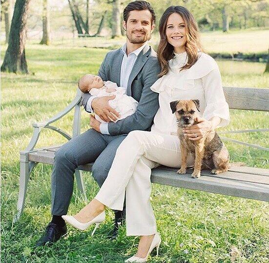 Prinz Carl Philip von Schweden teilt zu Ostern ein Throwback-Foto aus 2016. Es zeigt ihn mit Ehefrau Sofia und Prinz Alexander auf Drottningholm.