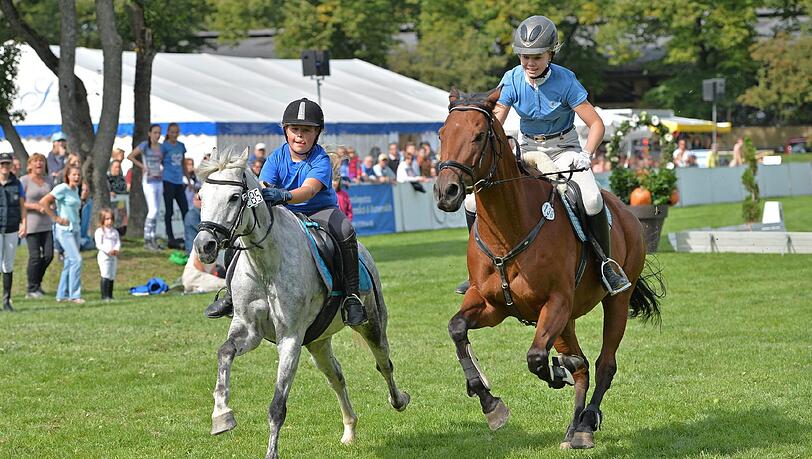 Zweikampf mit wehenden Mähnen: Jennifer Tiller (li.) auf Wiesenhofs Gildas und Julia Haarmann auf König des Windes. Zweikampf mit wehenden Mähnen: Jennifer Tiller (li.) auf Wiesenhofs Gildas und Julia Haarmann auf König des Windes.