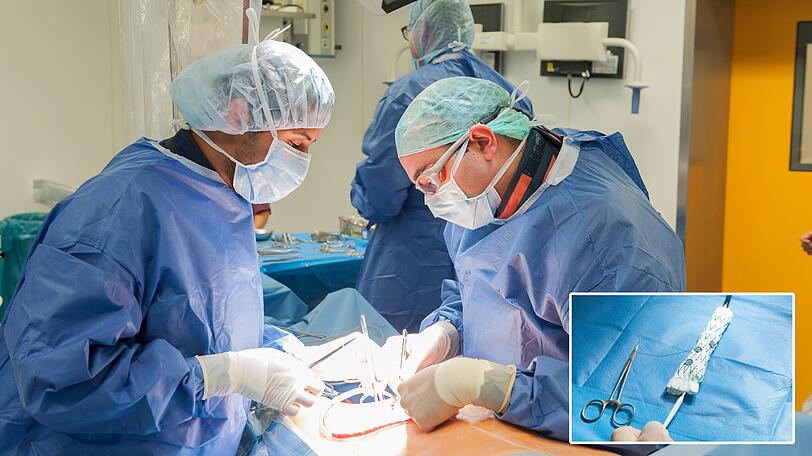 Die Prothese wird in den Patienten eingebracht. Rechts: Die fertige Prothese mit individualisierten Abgängen für die Arterien.