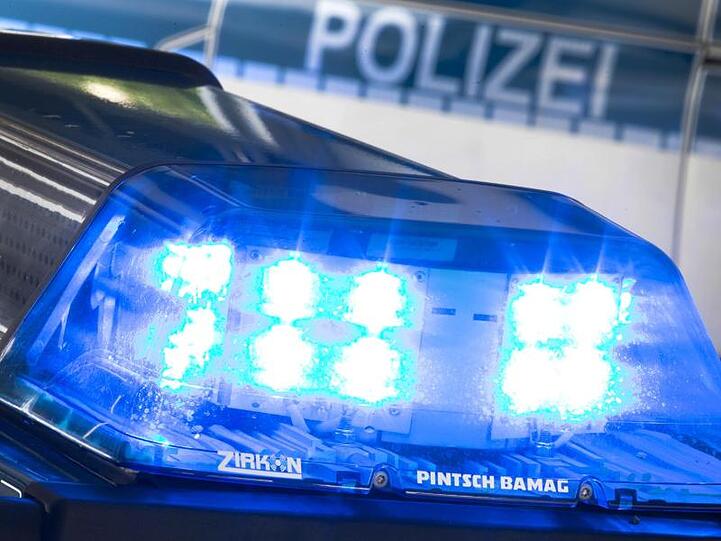 Ein Blaulicht leuchtet auf dem Dach eines Polizeiwagens. Foto: Friso Gentsch/dpa