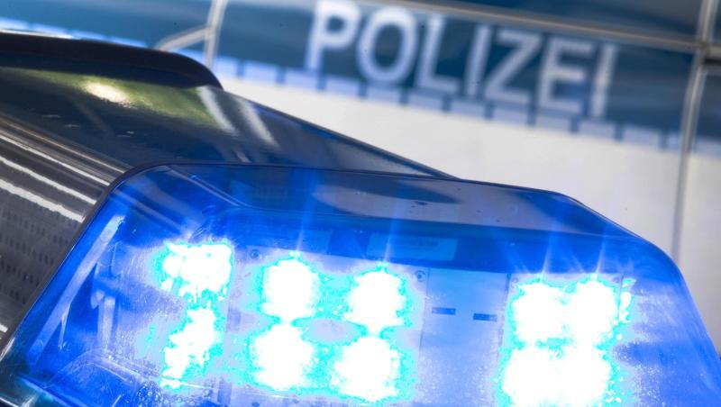 Ein Blaulicht leuchtet auf dem Dach eines Polizeiwagens. Foto: Friso Gentsch/dpa Ein Blaulicht leuchtet auf dem Dach eines Polizeiwagens. Foto: Friso Gentsch/dpa