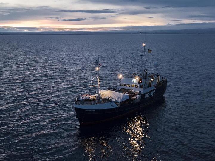 Dieses von der Hilfsorganisation Sea-Eye zur Verfügung gestellte Foto zeigt das deutsche Rettungsschiff "Alan Kurdi".