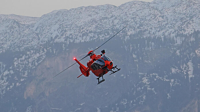 Hubschrauber "Christoph 14" landet im Anger. Im Hintergrund der Untersberg. (Archivbild)