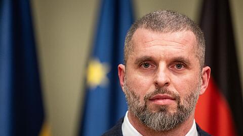 Matwij Bidny, Sportminister der Ukraine, spricht in einem Interview in der ukrainischen Botschaft in Berlin.