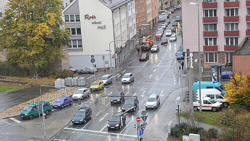 Obacht Gegenverkehr: Ab der Einmündung hinter der Ampel gilt die neue Verkehrsregelung in der Inneren Cramer-Klett-Straße. Obacht Gegenverkehr: Ab der Einmündung hinter der Ampel gilt die neue Verkehrsregelung in der Inneren Cramer-Klett-Straße.