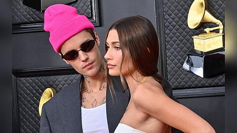Justin Bieber und Hailey Bieber bei einem gemeinsamen Auftritt auf dem roten Teppich.
