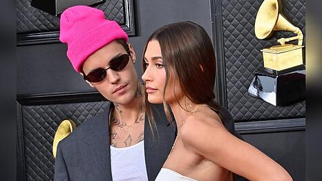 Justin Bieber und Hailey Bieber bei einem gemeinsamen Auftritt auf dem roten Teppich.