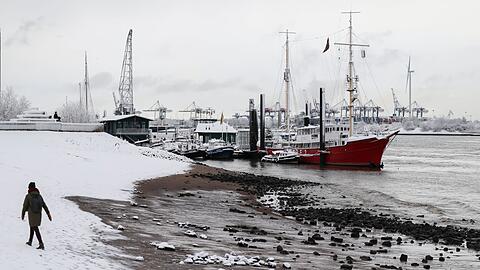 Dauerfrost und eisige Temperaturen wie hier in Hamburg am verschneiten Elbstrand bleiben in den kommenden Tagen vorherrschend.