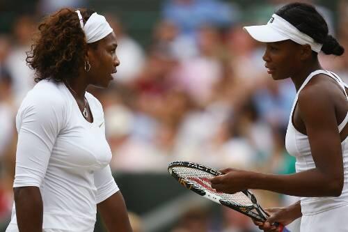 Im Doppel miteinander, im Einzel-Finale Gegnerinnen: Serena (l.) und Venus Williams.
