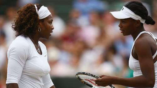 Im Doppel miteinander, im Einzel-Finale Gegnerinnen: Serena (l.) und Venus Williams. Im Doppel miteinander, im Einzel-Finale Gegnerinnen: Serena (l.) und Venus Williams.