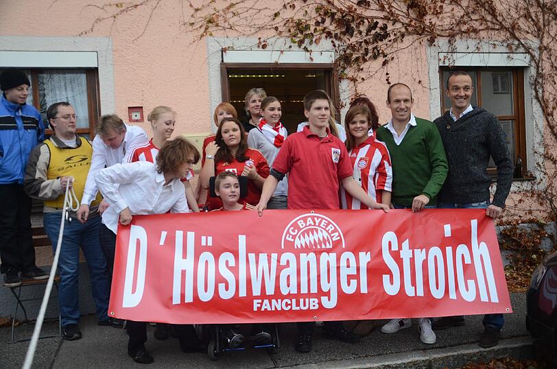 Weihnachtsüberraschung: Die Bayern-Stars Rafinha, Badstuber, Kroos, Boateng & Co. waren am Wochenende bei zahlreichen Fanklubs zu Besuch - und als Präsent hatten sie nach dem 4:1-Sieg gegen Werder Bremen sogar die Tabellenführung im Gepäck: Die Bilder.
