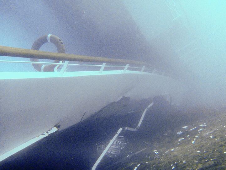 Neue Unterwasserbilder des Unglücksschiff zeigen das Ausmaß der Zerstörung. Auch am vierten Tag nach der Havarie geht die Suche nach Vermissten und Überlebenden weiter.