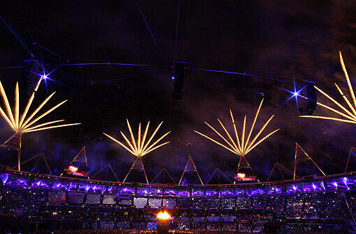 Die Feuerwerke funkelten, die Show faszinierte und ganz London war in Aufruhr: Am Freitagabend wurden die Olympischen Spiele 2012 mit viel Bombast eröffnet.