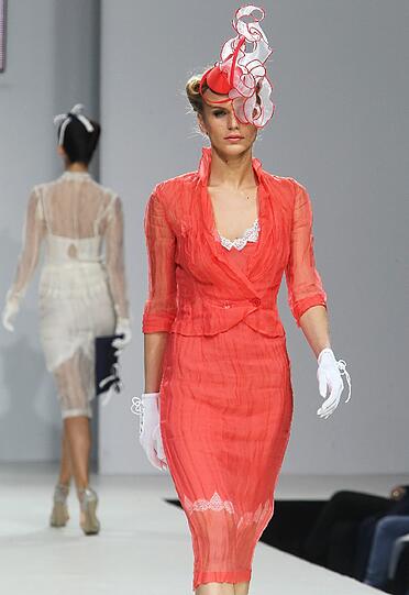 In Moskau findet vom 24. - 28. Oktober die Volvo Fashion Week statt. Schöne Frauen, schrille Outfits und jede Menge Glamour. Die Bilder von der Fahsion Week.