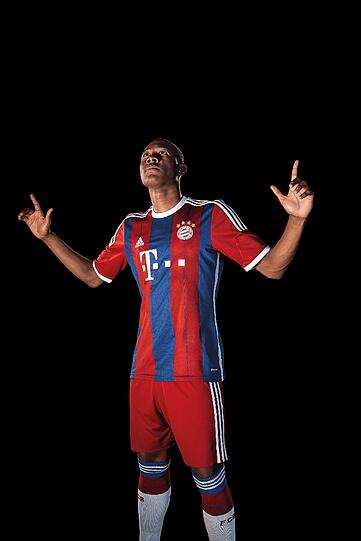Rot-Blaue Streifen, "Mia san Mia" im Nacken: Das neue Heimtrikot des FC Bayern. Die Bilder...