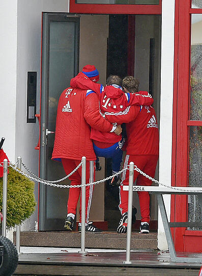 Der FCB-Schock in Bildern - hier wird der verletzte Philipp Lahm beim Training abtransportiert!