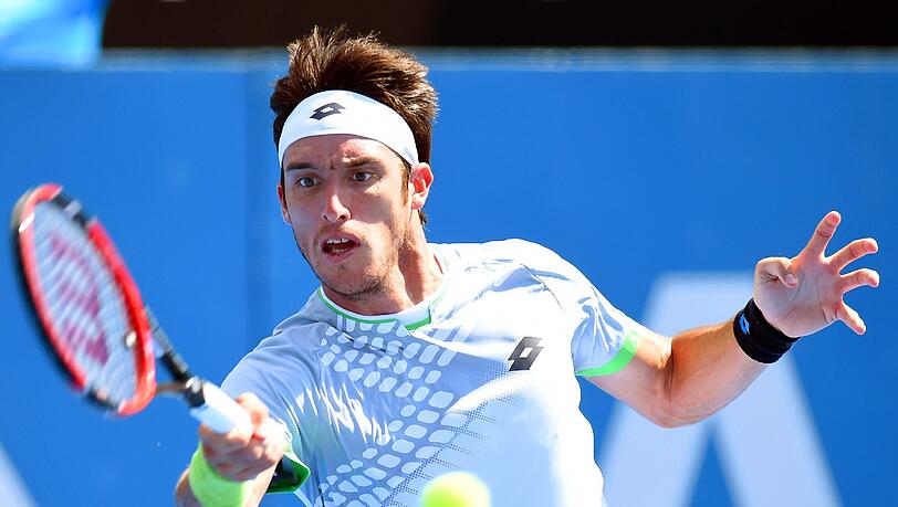 Der Argentinier Leonardo Mayer schaffte es erst nach 6:43 Stunden, das Davis-Cup-Match gegen Joao Souza für sich zu entscheiden. Der Argentinier Leonardo Mayer schaffte es erst nach 6:43 Stunden, das Davis-Cup-Match gegen Joao Souza für sich zu entscheiden.