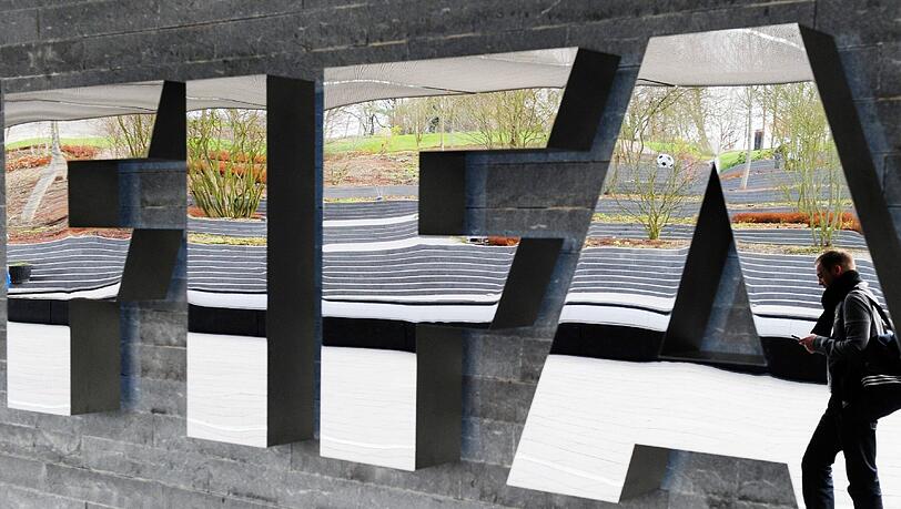 Die sechs FIFA-Funktionäre wurden am frühen Mittwochmorgen aus dem Fünf-Sterne-Hotel "Baur au Lac" abgeführt. Die sechs FIFA-Funktionäre wurden am frühen Mittwochmorgen aus dem Fünf-Sterne-Hotel "Baur au Lac" abgeführt.