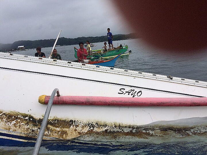 Wenige Meilen vor der Küste entdeckten Fischer die weiße und vom Sturm zerstörte Segelyacht &bdquo;Sayo&ldquo;.