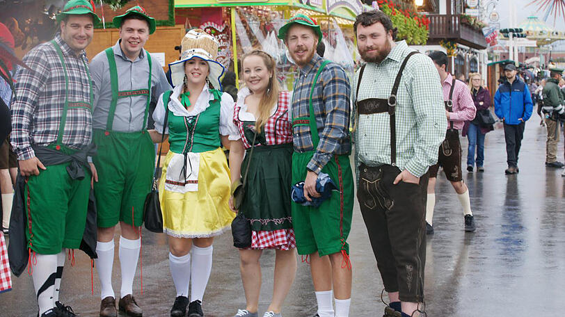 Mit diesem Look würde die Reisegruppe auch in Irland auffallen.