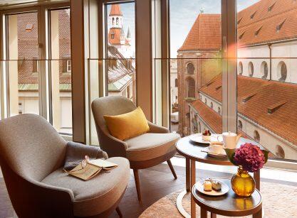 Der Alte Peter zum Greifen nah? Im neuen Beyond by Geisel geht das. Und für 15.000 Euro gradaus gibt&rsquo;s gleich alle 19 Zimmer des zweistöckigen Hotels (1060 m2) am Marienplatz &ndash; inklusive Open Kitchen, Bibliothek und Wein-Lounge. Catering freilich extra.
