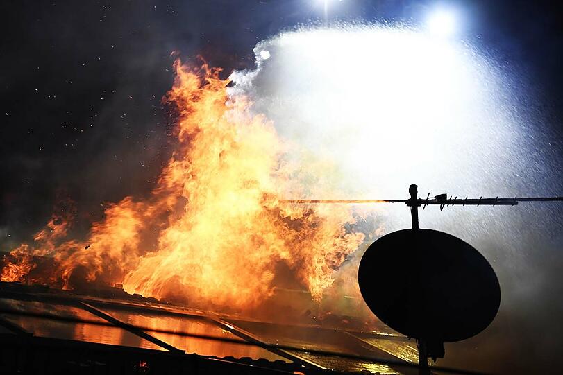 Ein Wohnhaus in Otterfing (Landkreis Miesbach) ist in der Nacht zu Mittwoch bei einem Brand komplett zerstört worden.