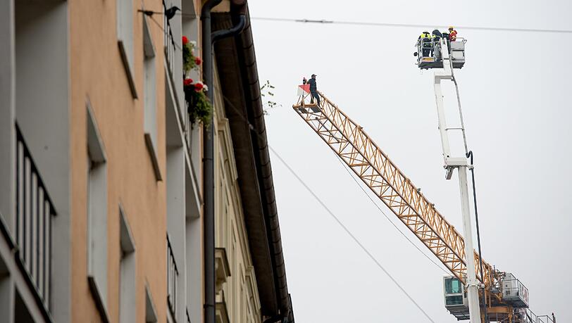 Zum zweiten Mal in zwei Monaten war der 31-jährige Asylbewerber auf einen Kran geklettert - diesmal in der Münchner Klenzestraße. Zum zweiten Mal in zwei Monaten war der 31-jährige Asylbewerber auf einen Kran geklettert - diesmal in der Münchner Klenzestraße.