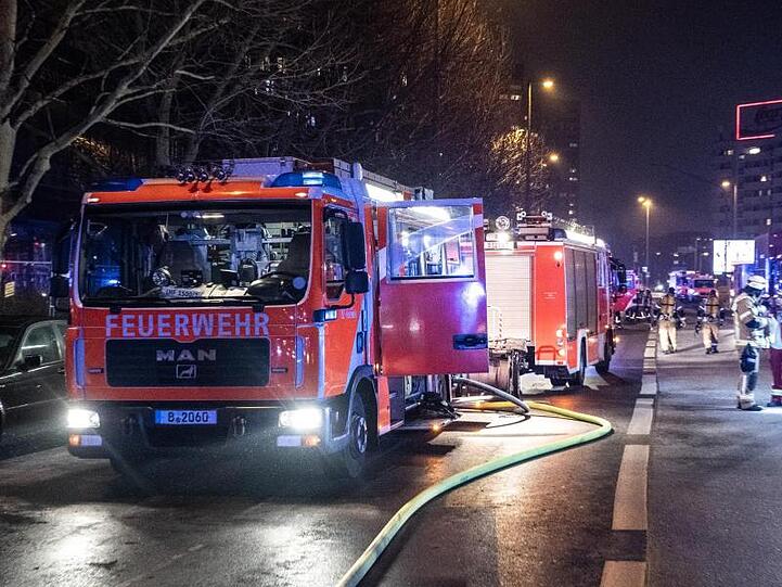 Einsatzfahrzeuge der Feuerwehr stehen an der Leipziger Straße vor einem Wohnhaus. Dort war in einer Wohnung ein Feuer ausgebrochen.