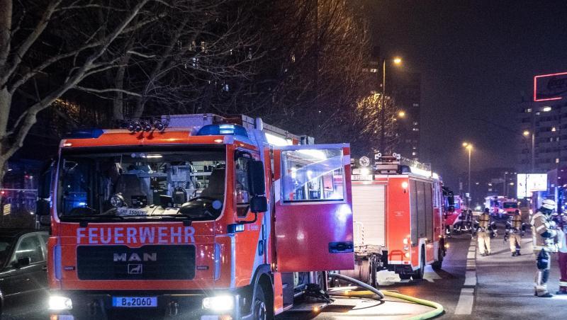 Einsatzfahrzeuge der Feuerwehr stehen an der Leipziger Straße vor einem Wohnhaus. Dort war in einer Wohnung ein Feuer ausgebrochen. Einsatzfahrzeuge der Feuerwehr stehen an der Leipziger Straße vor einem Wohnhaus. Dort war in einer Wohnung ein Feuer ausgebrochen.