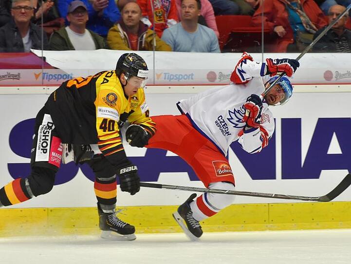 DEB-Spieler Björn Krupp (l) setzt sich mit einem Bodycheck gegen den Tschechen Robin Hanzl durch.