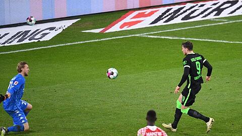 Wolfsburgs St&uuml;rmer Wout Weghorst (r) traf zum 2:0 in Mainz.