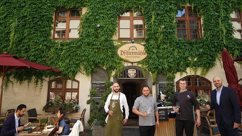 Hereinspaziert! Alexander Fischer, Manuel Drensek, Tino Nawrocki und Alexander Raddatz-Bianco laden zur AZ-Essklasse in die Pfistermühle.