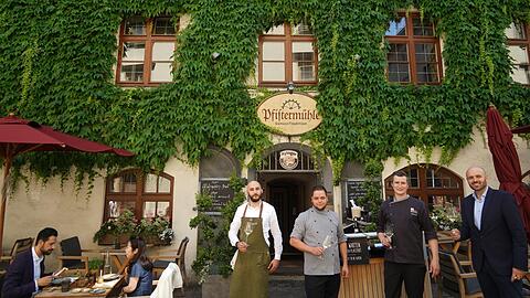 Hereinspaziert! Alexander Fischer, Manuel Drensek, Tino Nawrocki und Alexander Raddatz-Bianco laden zur AZ-Essklasse in die Pfistermühle.