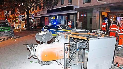 Weil der Dieb nicht stoppen wollte, hat ein Streifenwagen die Kehrmaschine abgedrängt. Sie kippte dabei um.  Foto: Gaulke