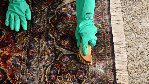 Dank der Profis der Galerie Rumi erstrahlt Ihr Teppich schon bald in neuem Glanz.