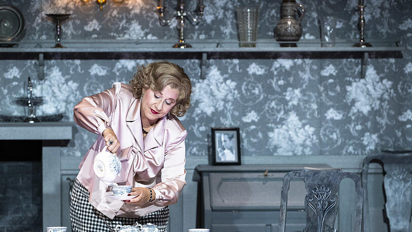 Anna Agathonos als alte Jungfer in „The Old Maid and the Thief“ auf der Studiobühne des Gärtnerplatztheaters. Anna Agathonos als alte Jungfer in „The Old Maid and the Thief“ auf der Studiobühne des Gärtnerplatztheaters.
