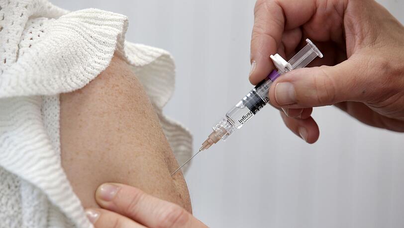 Die Ständige Impfkommission empfiehlt die Grippeimpfung vor allem für Menschen ab 60 Jahren sowie für chronisch Kranke, Schwangere und Bewohner von Senioren- und Pflegeheimen. (Symbolbild) Die Ständige Impfkommission empfiehlt die Grippeimpfung vor allem für Menschen ab 60 Jahren sowie für chronisch Kranke, Schwangere und Bewohner von Senioren- und Pflegeheimen. (Symbolbild)