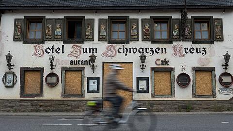 Nach der verheerenden Flutkatastrophe im Ahrtal im Juli 2021 sind in vielen Ortschaften noch immer Wiederaufbauarbeiten im Gange. (Archivbild)