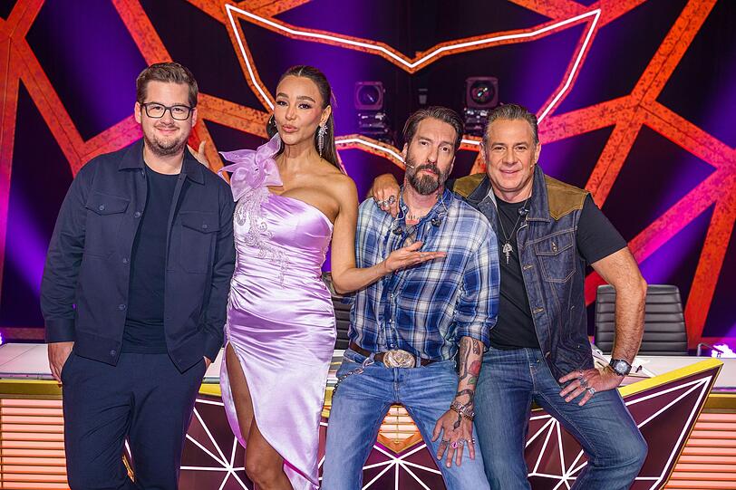 Schwere Aufgabe: Die Ratecrew mit Chris Tall (von links), Verona Pooth und den Rateg&auml;sten Alec V&ouml;lkel und Sascha Vollmer von The BossHoss musste die Promis unter den Masken erkennen - und lag wie so oft daneben.