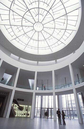 So jung und schon so malad. 2002, vor nicht einmal zehn Jahren, wurde die Pinakothek der Moderne feierlich eröffnet. Doch bereits 2007 machten sich Risse in der Rotunde bemerkbar. Im Oktober wurde nun kurzfristig vor der Langen Nacht der Museen die Notbremse gezogen: Mittlerweile ziert ein 17 Meter langer Mauerriss das Herz des vom Architekten Stefan Braunfels geplanten Kunsttempels.
Der soll zwar nicht weiter gefährlich sein, aber Mauerbrocken könnten sich doch lösen und Besucher treffen. Wenn&rsquo;s ganz blöd ausgeht. Gutachter seien jetzt am Werk, heißt es, gehört hat man aber nichts mehr.