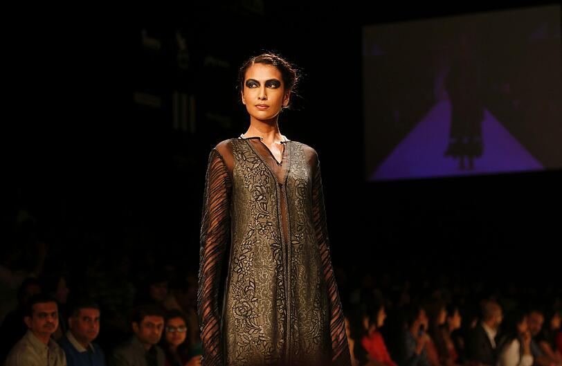Fashion Week in der indischen Hafenmetropole Mumbai: Manche Kreationen sehen aus, als kämen sie von einem anderen Planeten. Der Stil bewegt sich in gewagter Weise zwischen Lady Gaga, Star Wars und Minnie Maus.
